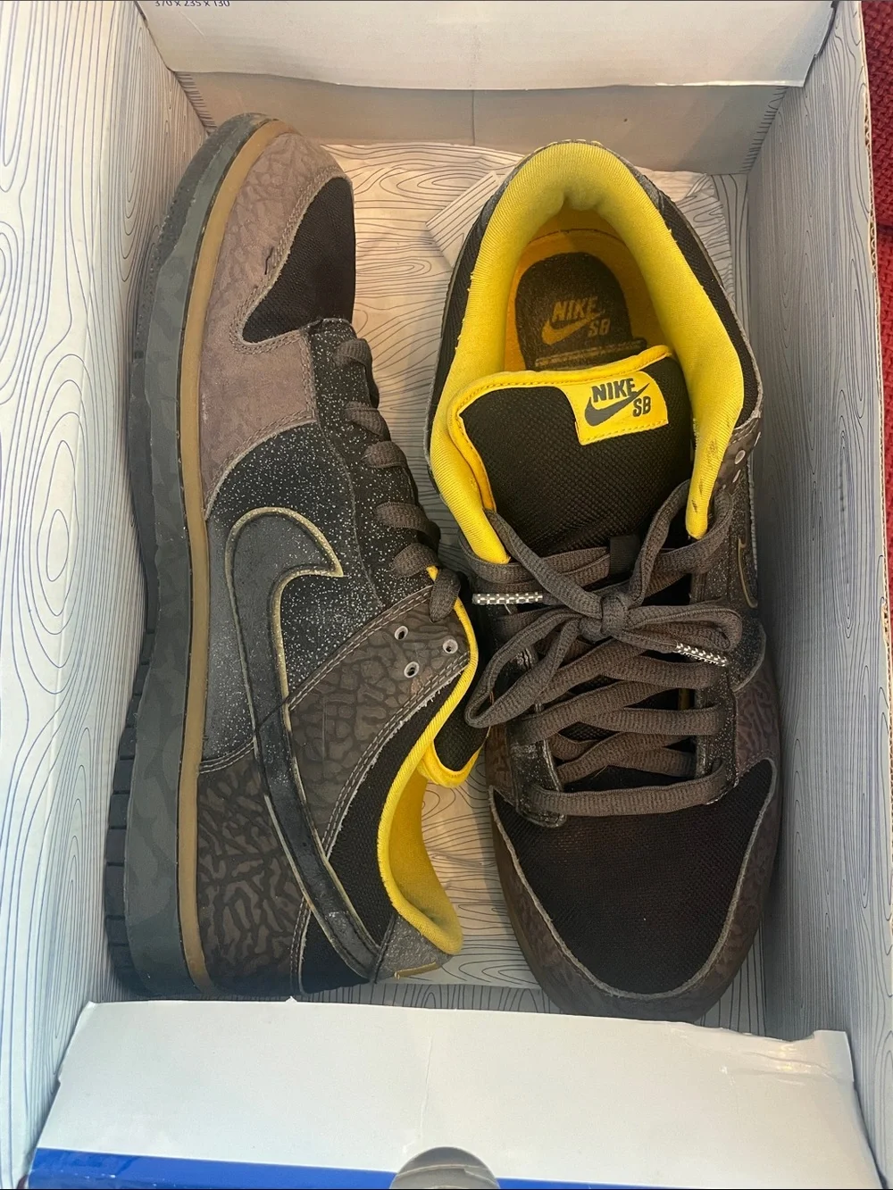 Nike Men’s Black and Yellow SB Low-Top Sneakers